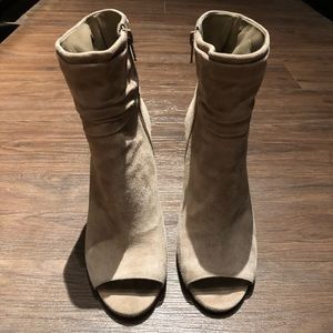 Vince Camuto peep toe booty